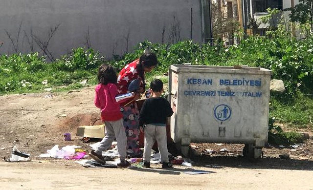 Edirne'de, Çöpten Bulduklarıyla Sevinen Çocuklar Yürek Sızlattı