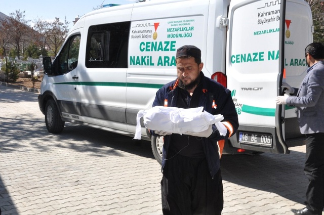 Çöpte Bulunan Bebeğin Mezar Taşına