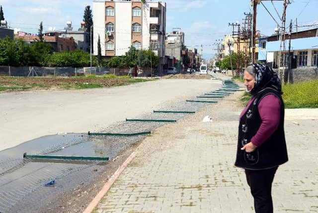 Adanalı Vatandaş, 'Tapusu Benim' Diyerek 40 Yıllık Yolu Çit <a class='keyword-sd' href='/cekerek/' title='Çekerek'>Çekerek</a> Kapattı