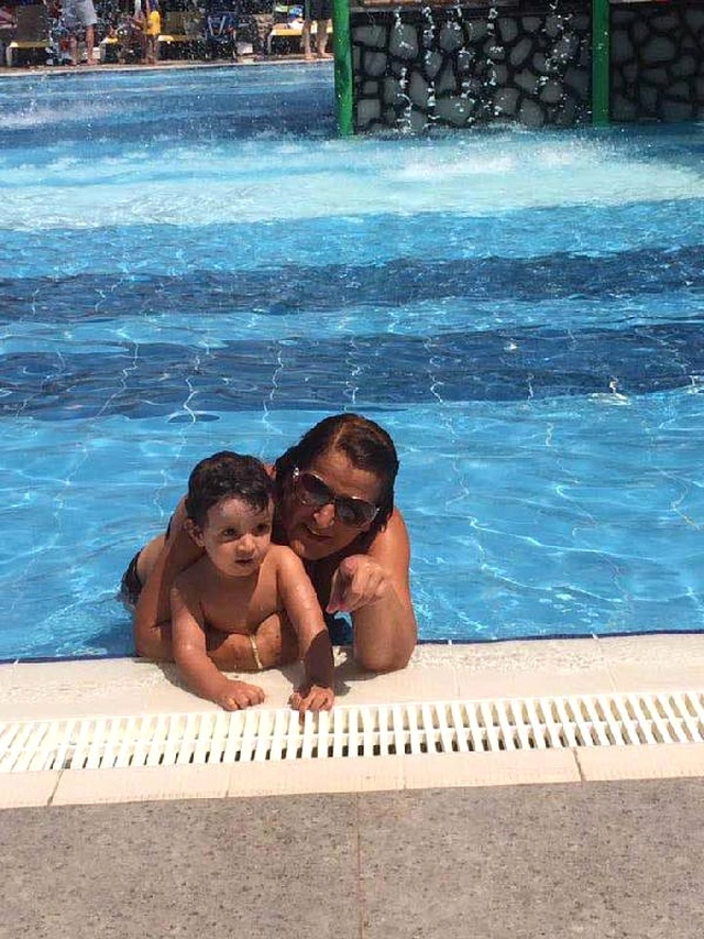 Havuza Düşen Minik Enis'in İki Kez Kalbi Durdu