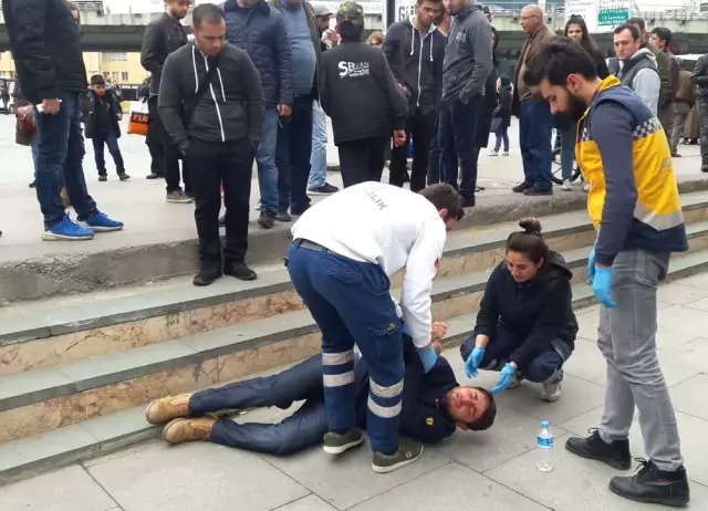 İstanbul'un Göbeğinde Uyuşturucu İçen Gençler Yere Yığıldı