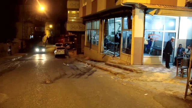MHP'lilerin Çalışma Yaptığı Kahvehaneye Otomobil Girdi: 7 Yaralı