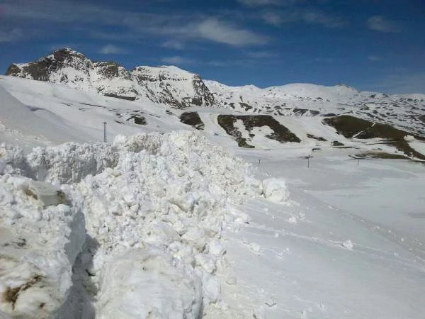 Hakkari'de Çığın Kapattığı Yol 2 Günde Açıldı