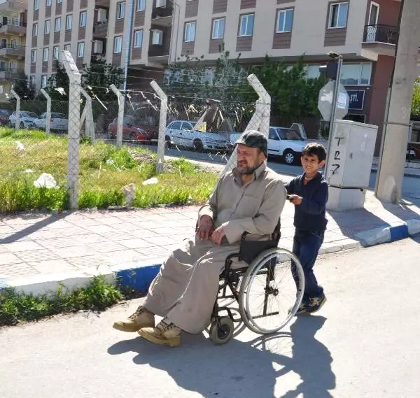 Iraklı Çocuk, Tekerlekli Sandalyedeki Engelli Babasını Gezdiriyor