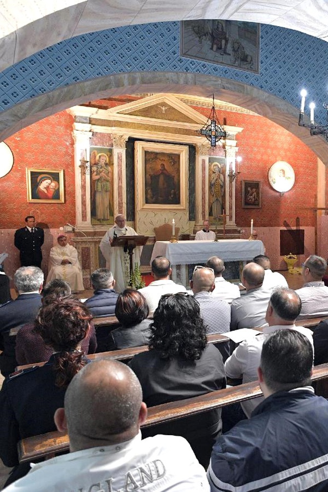 Papa, Mahkumların Ayaklarını Yıkadıktan Sonra Öptü