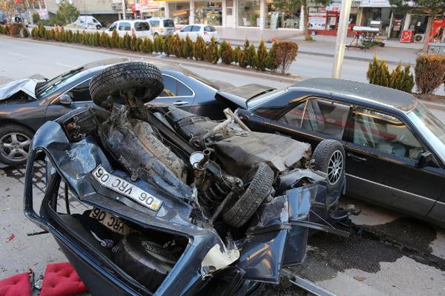 Aşırı Hız Yapan Otomobil, 3 Aracı Önüne Katıp Sürükledi