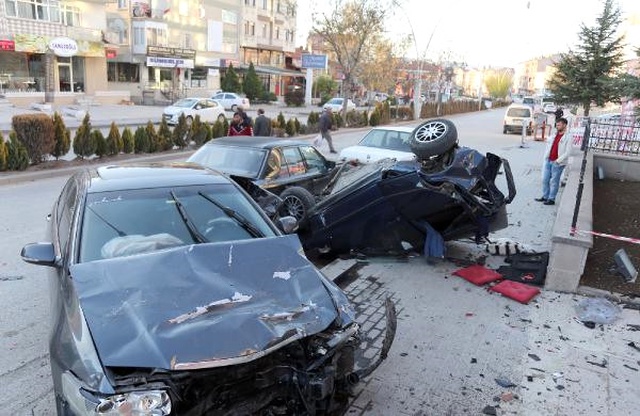 Aşırı Hız Yapan Otomobil, 3 Aracı Önüne Katıp Sürükledi
