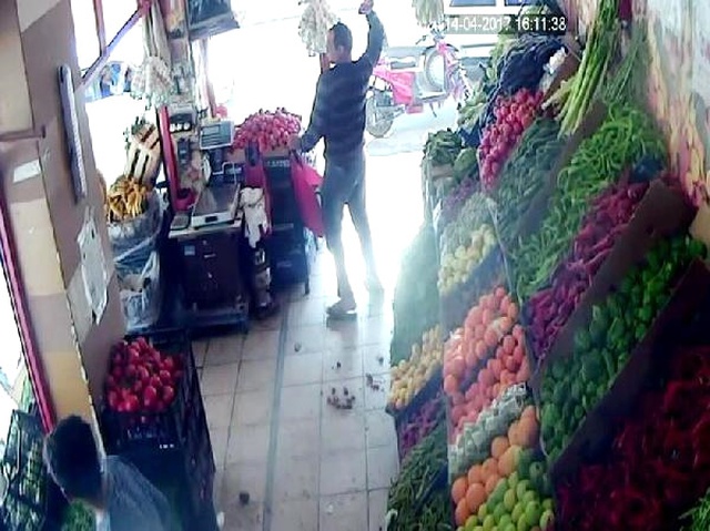 <a class='keyword-sd' href='/sanliurfa/' title='Şanlıurfa'>Şanlıurfa</a>'da Manav, Tüfekli Saldırgana Domates Fırlattı