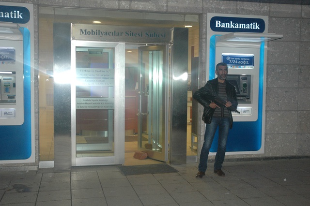 Tornavida ile Banka Soymaya Kalkan Hırsız, Alarmı Duyunca Kaçtı