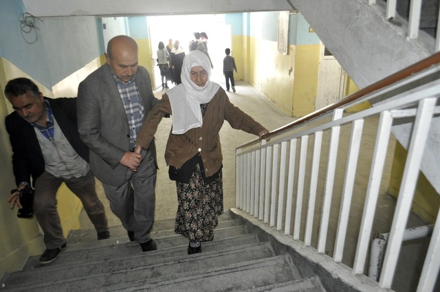 100 Yaşındaki Aliye Nine Sandığa Gidip Oy Kullandı
