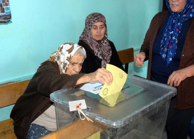 88 Yaşındaki Kadın Oy Kullandıktan Sonra Fenalaştı
