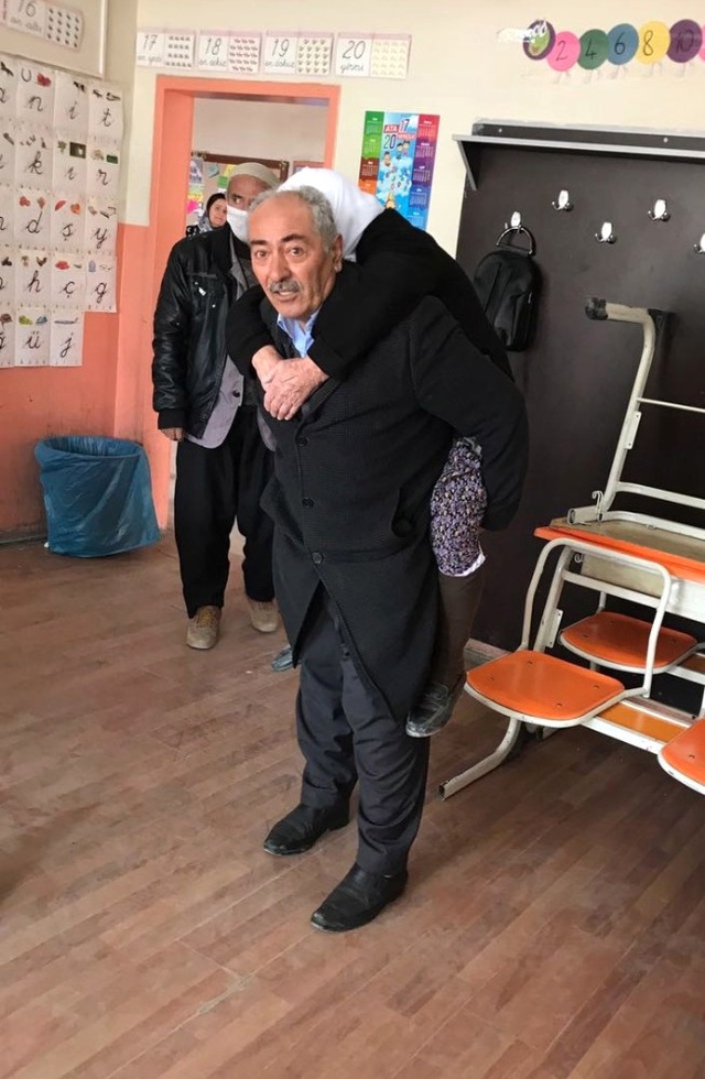 Hakkarili Vatandaş, Annesini Sırtında Taşıyarak Oy Kullanmaya Getirdi