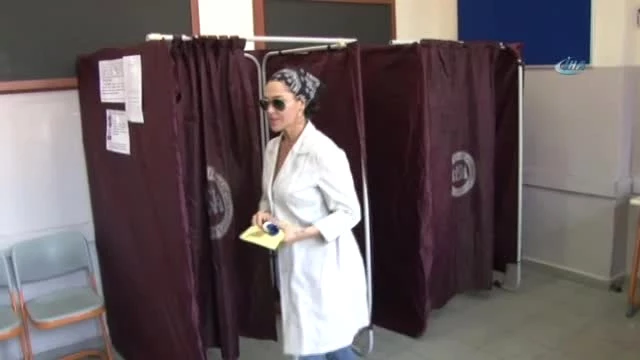 Hülya Avşar, Referandumu Erkan Yolaç'ın 