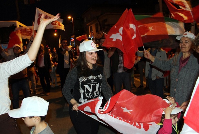 Referandum Sonrası İstanbul'da 'Evet' Kutlamaları