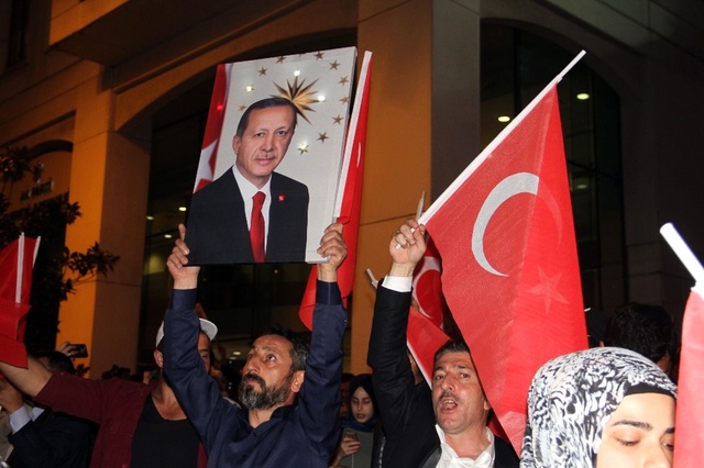 Referandum Sonrası İstanbul'da 'Evet' Kutlamaları