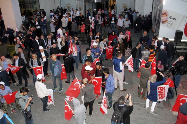 Referandum Sonrası İstanbul'da 'Evet' Kutlamaları