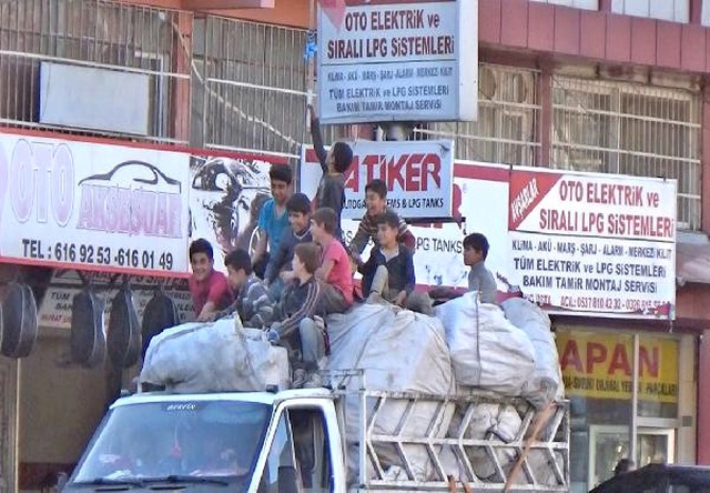 Kağıt Toplayan Çocukların Tehlikeli Yolculuğu, Yürekleri Ağza Getirdi