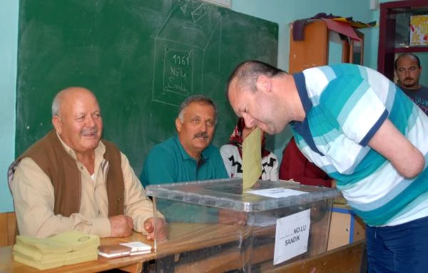 Kolları Olmayan Engelli Vatandaş Ağzıyla Oy Attı