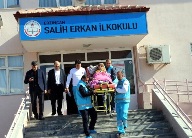 76 Yaşındaki Yürüme Engelli Kadın, Sandık Başına Sedye ile Götürüldü