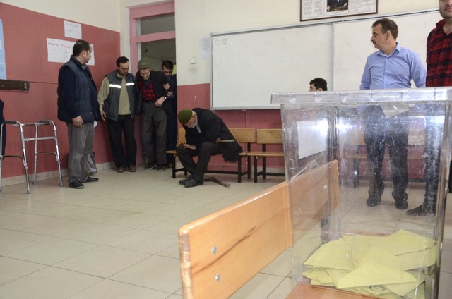 Yaşlı Adam, Oy Kullanacağı Sınıfa Kucakta Taşındı