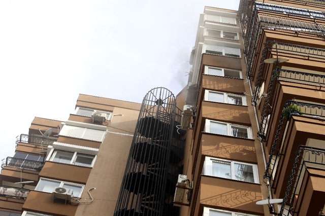 2 Çocuğunu Yangından Kurtaran Bakıcıya Sarılan Anne, Çevredekileri Duygulandırdı