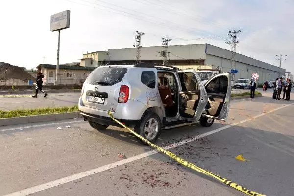 Otomobili Kalaşnikof ve Tabancayla Taradılar: 1 Ölü, 2 Yaralı