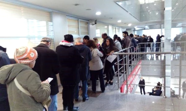 İstanbul Adliyesi'nde CHP'liler ile Güvenlik Görevlileri Arasında Referandum Gerginliği