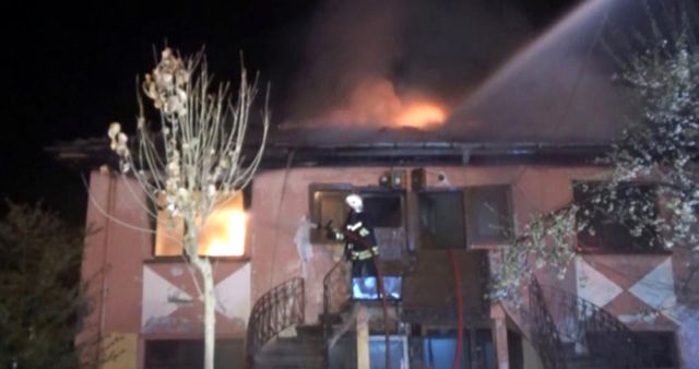 Saldırganlar, Yaşlı Adamı Ayağından Vurduktan Sonra Evini Yaktı