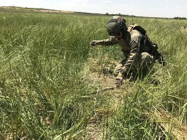 SAS Komandoları Cerablus'ta El Yapımı Patlayıcıları Elleriyle İmha Ediyor