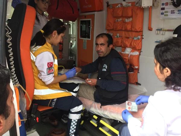 Ambulanstan İnen Yaralı Satıcı, Yola Saçılan Peynirlerini Topladı