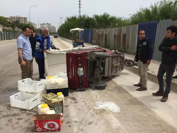 Ambulanstan İnen Yaralı Satıcı, Yola Saçılan Peynirlerini Topladı