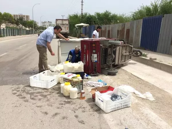 Ambulanstan İnen Yaralı Satıcı, Yola Saçılan Peynirlerini Topladı