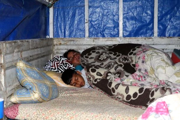 Kalacak Yer Bulamayan 8 Kişilik Aile Kamyonet Kasasında Yatıyor