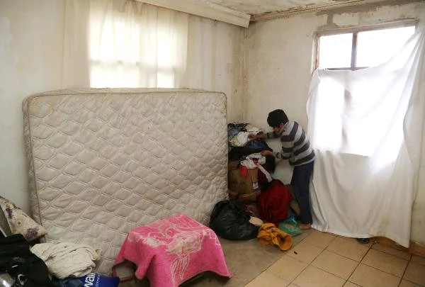 8 Kişilik Aile, Yaşadıkları Gecekonduyu Suriyeliler'e de Açtı