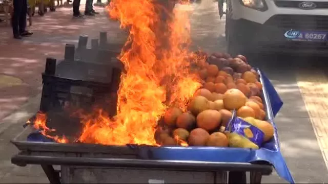 Zabıtaya Sinirlenen Seyyar Satıcı, Tablasını Ateşe Verdi