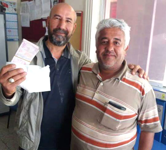 Antep'te Seyyar Satıcı, Bulduğu 16 Bin TL'yi Sahibine Teslim Etti