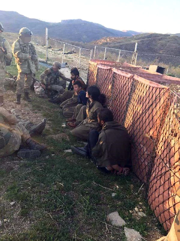 Tunceli'de 4 PKK'lının Teslim Olma Anı Askerin Kask Kamerası Tarafından Kaydedildi
