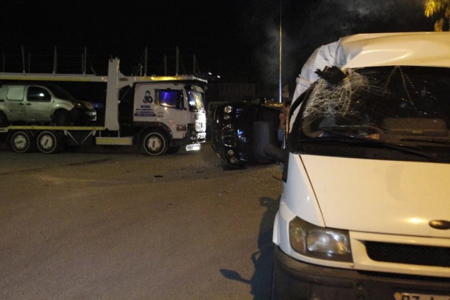 Antalya'da Minibüsün Üzerine Otomobil Düştü