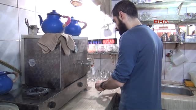 İş Bulamayan Üniversite Mezunu Çaycılık Yapıyor