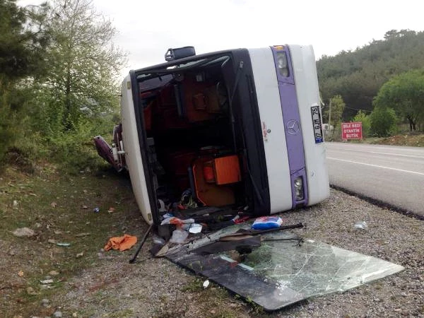 Antalyaspor Taraftarını Taşıyan Otobüs Devrildi, 3 Kişi Yaralandı