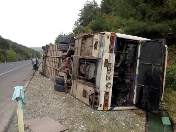 Antalyaspor Taraftarını Taşıyan Otobüs Devrildi, 3 Kişi Yaralandı