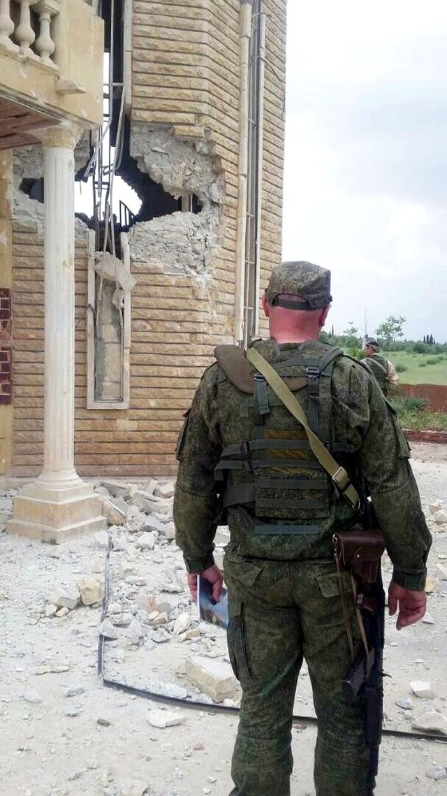 Türkiye'nin Vurduğu Afrin'deki YPG Binalarına Rusya Kendi Bayraklarını Astı