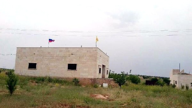Türkiye'nin Vurduğu <a class='keyword-sd' href='/afrin/' title='Afrin'>Afrin</a>'deki YPG Binalarına Rusya Kendi Bayraklarını Astı