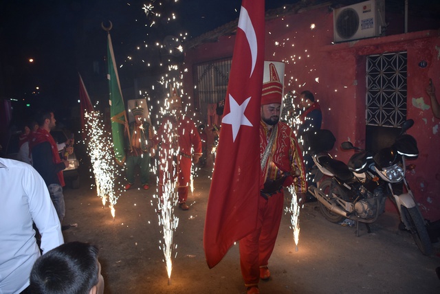 İzmirli İş Adamı, Askere Gidecek Oğlunu Mehterle Uğurladı