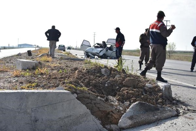 Düğün Hazırlığı Yapan Çifti Ölüm Ayırdı, Geriye Yola Savrulan Gelinlik Kaldı