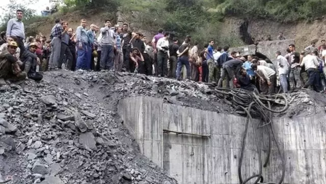 İran'da Maden Kazasında Arkadaşlarını Kurtarmak İsteyen İşçiler de Öldü