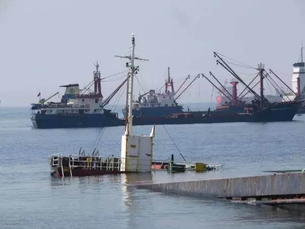 Kartal'da Karaya Oturan Gemi Battı