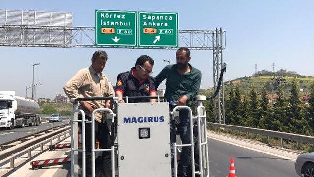 Ücretleri Yatırılmayan İşçiler Trafik Tabelasında Eylem Yaptı