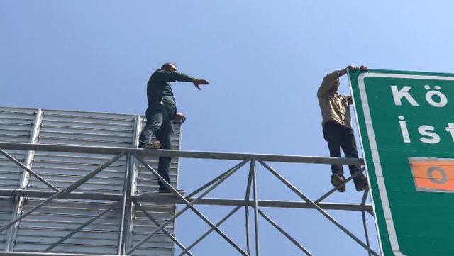 Ücretleri Yatırılmayan İşçiler Trafik Tabelasında Eylem Yaptı