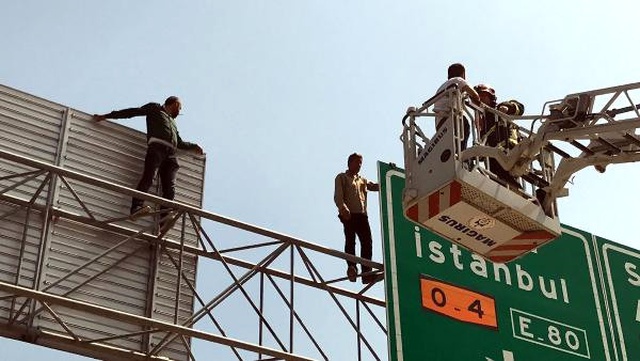 Ücretleri Yatırılmayan İşçiler Trafik Tabelasında Eylem Yaptı